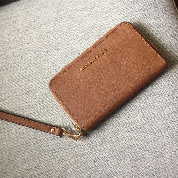 Michael Kors wristlet - Picture 1 of 3